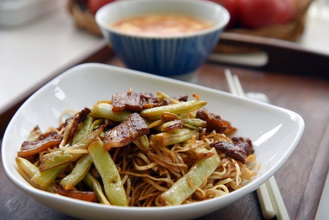 夏に最も適したボイラーが最も出ます-スパイシーな豆のソースの役割の遅い火の上で覆われた鍋で沸騰の顔の練習