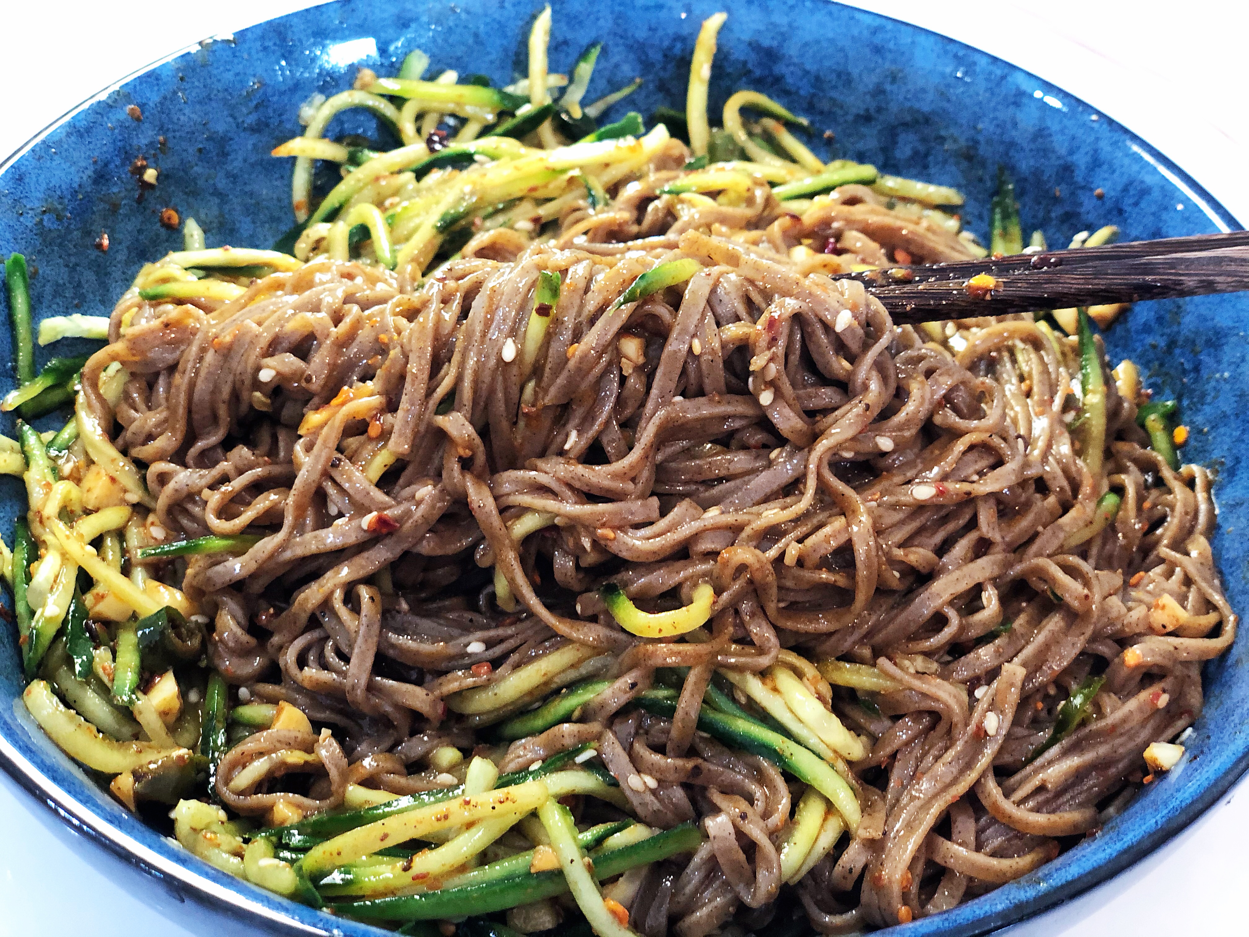 醤油(そば粉)を添えたおいしい冷たい麺の練習