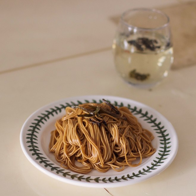 醤油を添えた甘い緑色の油性麺の練習を超えて、おいしい方法