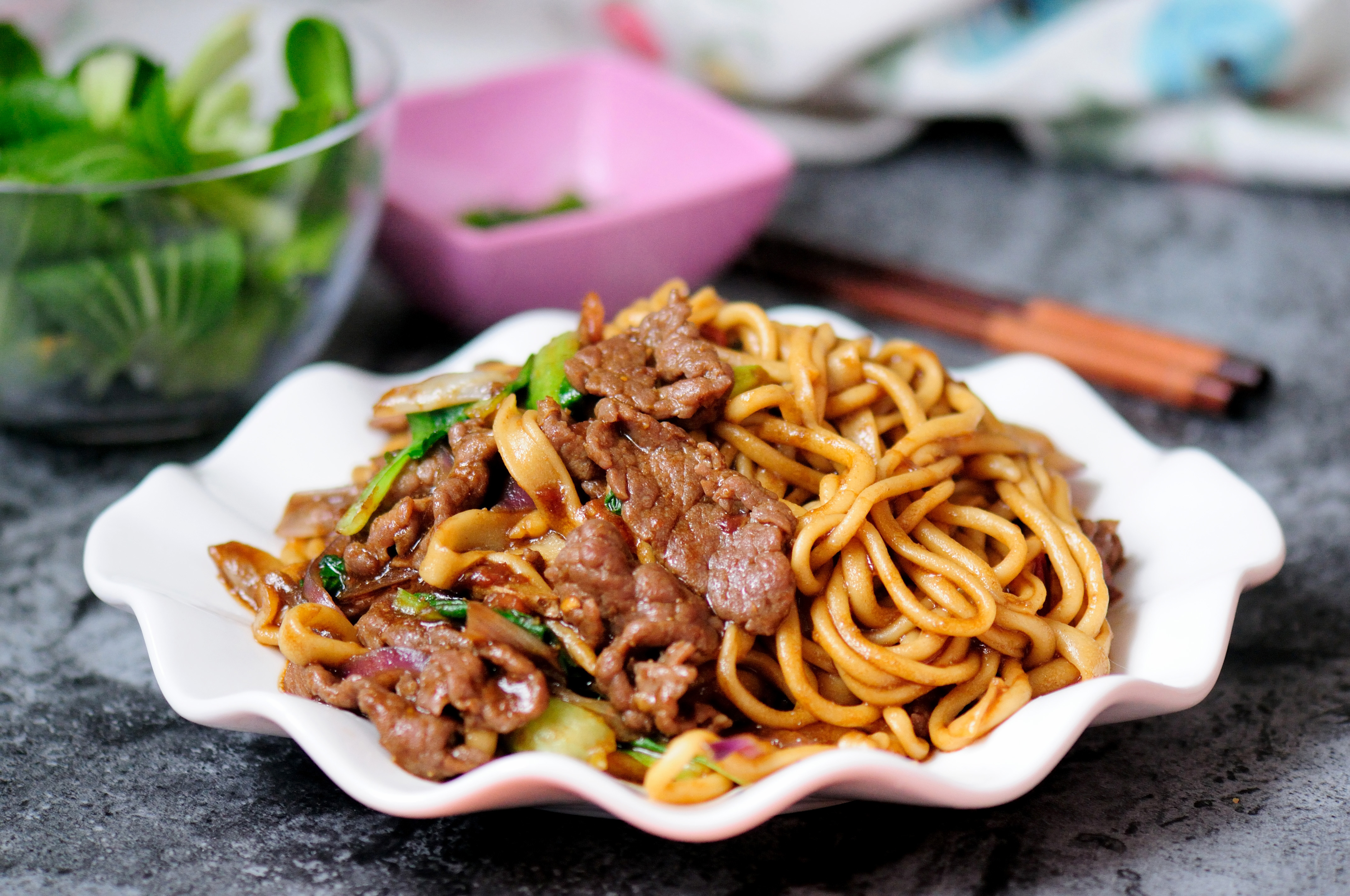 その牛肉のような麺は、家族の日常生活を支えてくれる麺を炒め、飽きのこない100の繊細な方法の実践