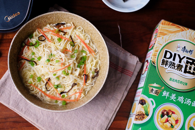 少しの慰め-子の絹の明るい若い鶏肉のスープの麺の練習