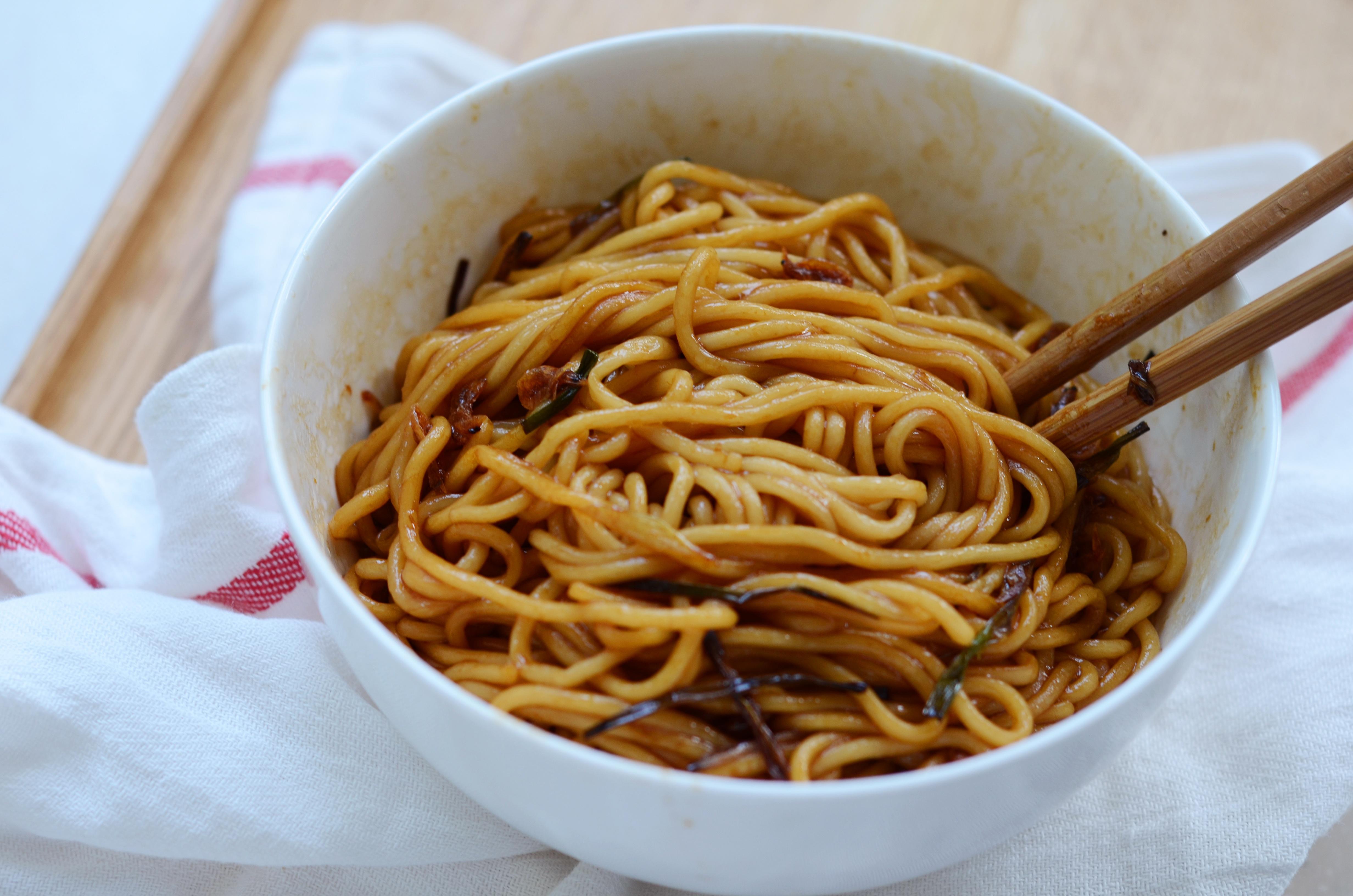 クイックワーカーの朝食、醤油を添えた緑色の油性麺の練習