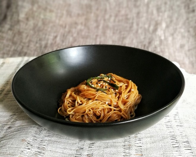 
The practice of oily noodles served with soy sauce of green of young quick worker, how to do delicious