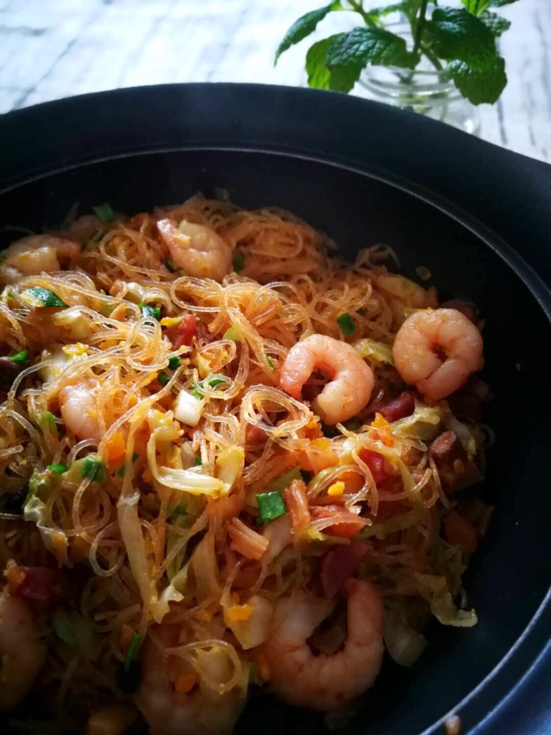 
Gold seafood works the way that scoops up Bao of vermicelli made from bean starch