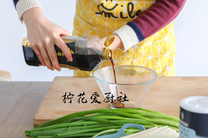 Green oily noodles served with soy sauce says: Always having a bowl of side is simple delicious practice measure 2