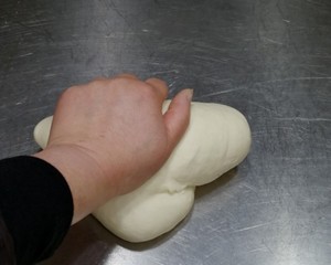 The practice measure that old range knife cuts a steamed bread 7