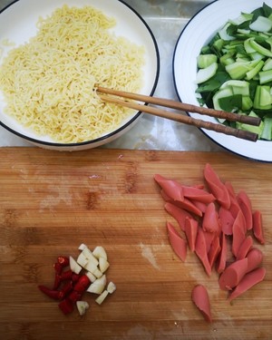 The practice measure of the quick worker chow mien that surpasses the booth side pass by 2