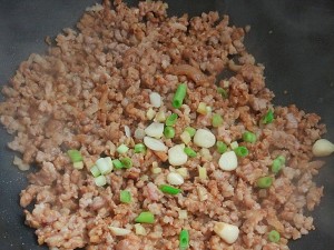 家族の日常生活のひき肉の醤油添え麺の実習7  