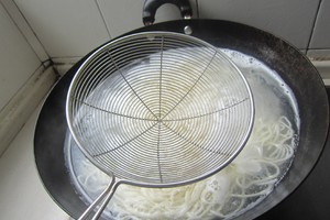 Quick worker breakfast, the practice measure of green oily noodles served with soy sauce 10