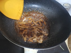 ステーキのポークの役割の遅い火で覆われた鍋で沸騰の顔の練習測定 bean 6 