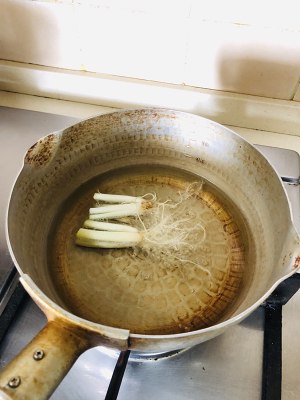 The practice measure of oily noodles served with soy sauce of quick worker green 2