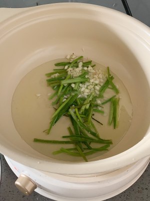 10分間の練習 緑のボウルに決められた油の醤油を添えた麺を作る6 
