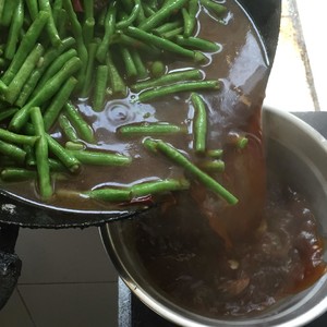 屋根付きの鍋でゆっくりとした火で煮る 家族の古い世代から伝承された豆の役割（顔を蒸発させる）3ボウルを食べる！ 練習法12 