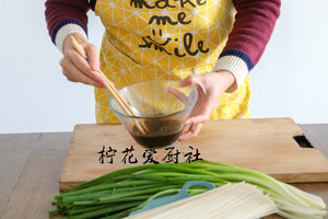Green oily noodles served with soy sauce says: Always having a bowl of side is simple delicious practice measure 5
