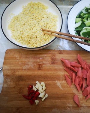 The practice measure of the quick worker chow mien that surpasses the booth side pass by 3