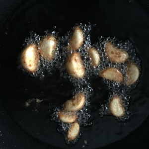 黒のエビの練習尺度は、意味のある金のニンニクのいくつかのホットスパイスプラントのいずれか2