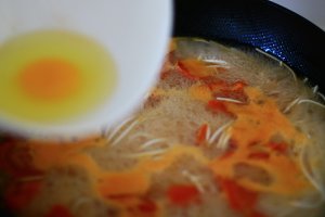 スープで麺を加熱するトマト-古典的で無限の愛の実践尺度5