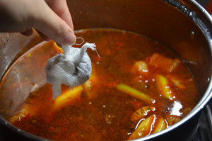 醤油で煮込んだ牛肉の顔の練習尺度は、悲しみや喜びに圧倒される10  