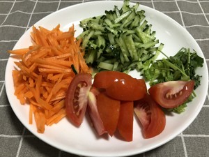 醤油を添えたシンプルで美味しいクールな麺の実習1  