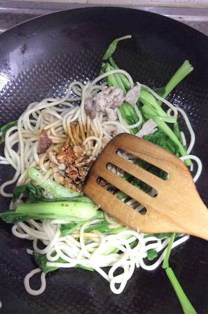 The practice measure of chow mien of green vegetables shredded meat 4