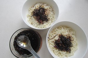 Quick worker breakfast, the practice measure of green oily noodles served with soy sauce 11