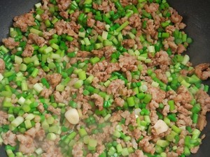 家族の日常生活のひき肉の醤油添え麺の実習8  
