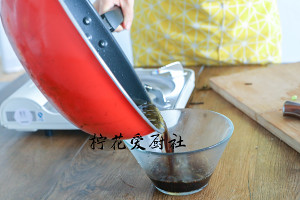 Green oily noodles served with soy sauce says: Always having a bowl of side is simple delicious practice measure 13