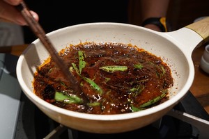 醤油3を添えた緑色の油性麺の実習量