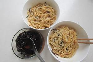 Quick worker breakfast, the practice measure of green oily noodles served with soy sauce 12