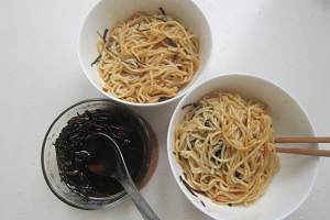 クイックワーカー朝食、醤油を添えた緑色の油性麺の実習12