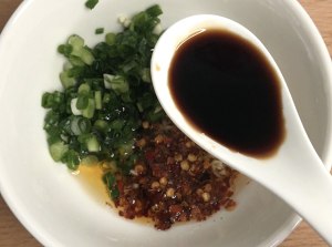 Mr。  Huang Lei段落4と同じ醤油を添えた麺の練習尺度 
