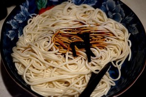 The practice measure of green oily noodles served with soy sauce 7