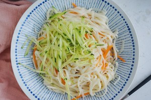 Mr。  Huang Lei段落6と同じ醤油を添えた麺の練習尺度 