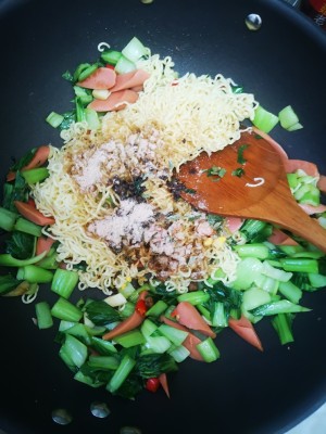 The practice measure of the quick worker chow mien that surpasses the booth side pass by 6
