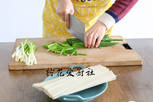 Green oily noodles served with soy sauce says: Always having a bowl of side is simple delicious practice measure 7