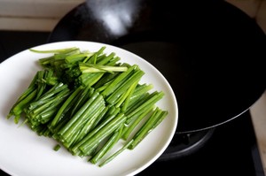 The practice measure of green oily noodles served with soy sauce 2