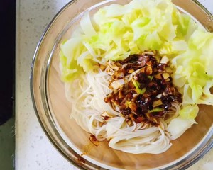 The practice measure of acerbity acerbity hot hot noodles served with soy sauce 6