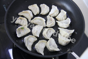 Ice spends decoct dumpling Fried Pork&The practice measure of Lotus Root Dumplings 11