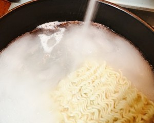 卵の七面鳥の顔がマッチする練習の動き キビ粉で作られたチーズの小さな薄いパンケーキ3 