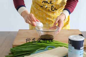 Green oily noodles served with soy sauce says: Always having a bowl of side is simple delicious practice measure 4