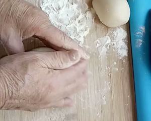 パンを蒸した詳細な生地を練り、練り込みで発酵させます。 蒸しパンのビデオを練る22 