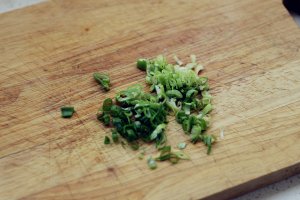 醤油添えの緑の油性麺-実践 朝食の5分の測定1 