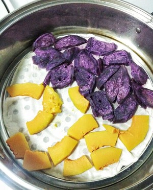 The practice measure of steamed sponge cake of double color of violet potato pumpkin 1