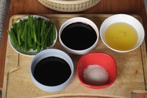上海が元々醤油を添えた緑色の油性麺を助ける練習の動き1