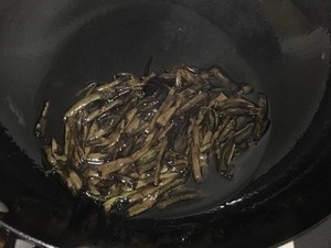 上海が元々醤油を添えた緑色の油性麺を助ける練習の動き3