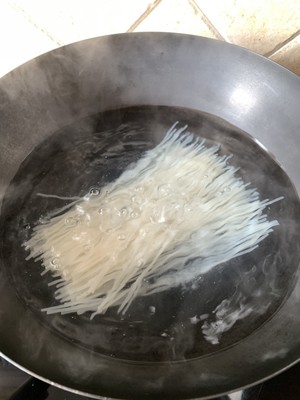 The practice measure of rice-flour noodles of Xianggu mushroom egg 5