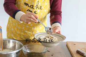 Green oily noodles served with soy sauce says: Always having a bowl of side is simple delicious practice measure 17