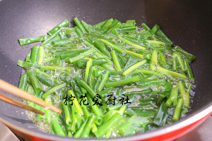 醤油を添えた緑色の油性麺 ：常にボウルのそばにいるのは、シンプルな美味しい練習法9 