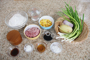 Ice spends decoct dumpling Fried Pork&The practice measure of Lotus Root Dumplings 1