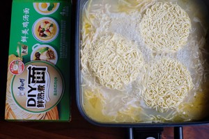 小さな慰め-子の絹の明るい若鶏のスープに含まれる麺類の実践尺度9